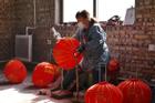 Chạy đua làm đèn lồng đỏ đón Tết Nguyên đán ở Trung Quốc