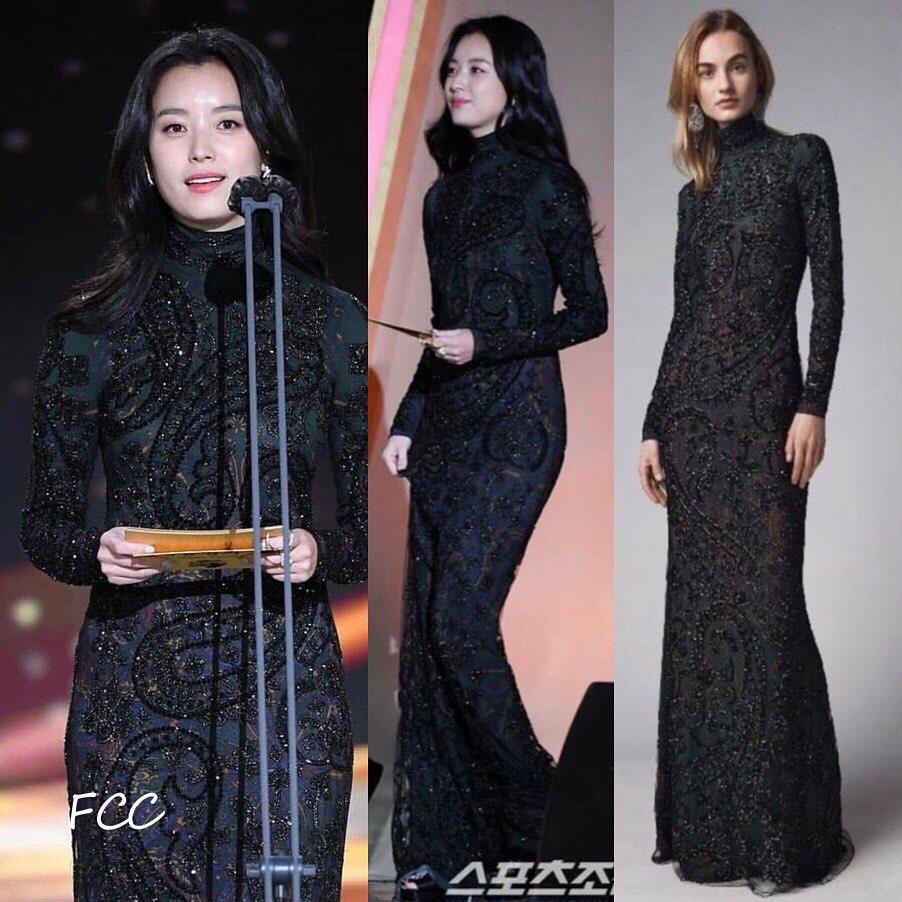 Han Hyo Joo thanh lịch và kín đáo với váy đen từ nhà mốt Ralph Lauren. Trang phục đã khoe tối đa được vẻ ngoài sang trọng và thuần khiết của 