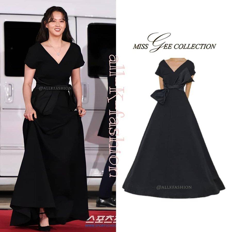 Go Ara chọn bộ váy từ thương hiệu Hàn Quốc Miss Gee Collection. Cô bị chê tăng cân với vòng hai bánh mì lộ rõ.