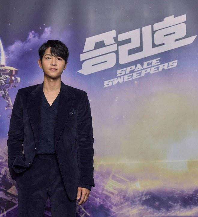 Song Joong Ki thể hiện đẳng cấp tại Rồng Xanh, gương mặt buồn buồn gây chú ý-4