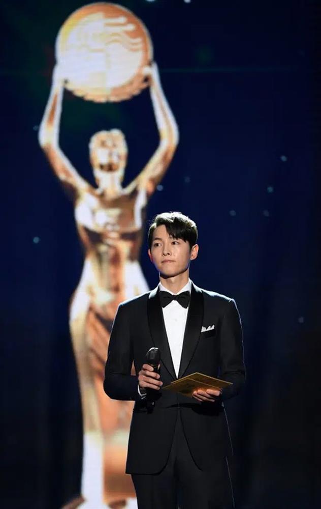 Song Joong Ki thể hiện đẳng cấp tại Rồng Xanh, gương mặt buồn buồn gây chú ý-6