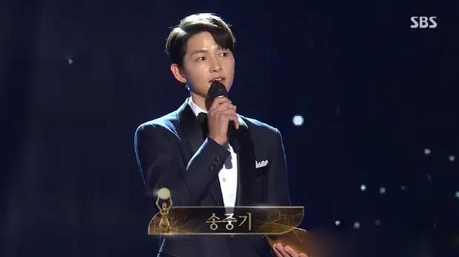 Song Joong Ki thể hiện đẳng cấp tại Rồng Xanh, gương mặt buồn buồn gây chú ý-7