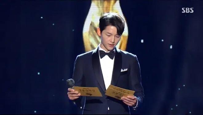 Song Joong Ki thể hiện đẳng cấp tại Rồng Xanh, gương mặt buồn buồn gây chú ý-8