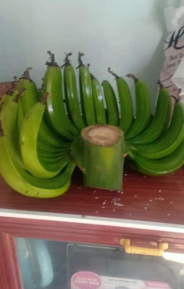 Nhờ chồng mua chuối thắp hương, vợ nhìn nải chuối mang về mà giận tím người-1