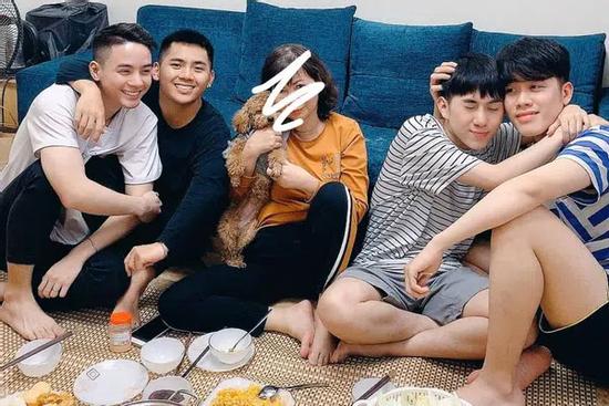 Tâm thư gửi 2 con trai LGBT của bà mẹ tâm lý, nghi là văn mẫu nhưng độ có tâm 'đỉnh của chóp'