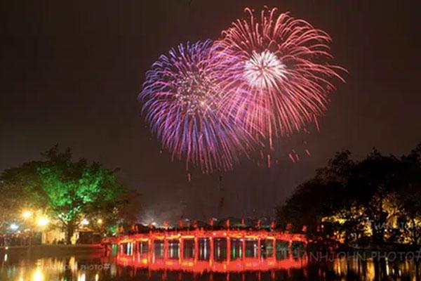 Hà Nội bắn pháo hoa tầm cao một điểm đêm giao thừa-1