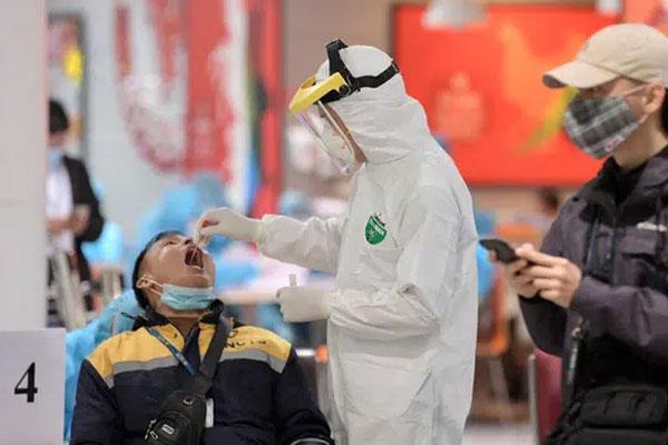 TP.HCM kêu gọi gia đình nhân viên bốc xếp ở Tân Sơn Nhất đi xét nghiệm, nếu không sẽ bị cách ly-1