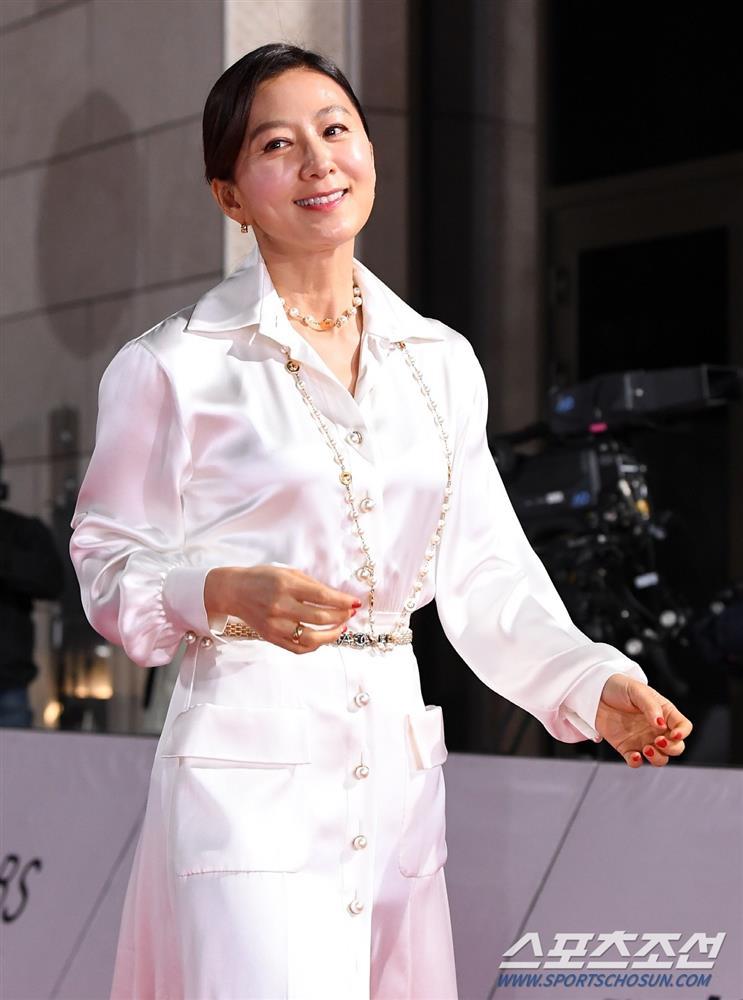 Nữ hoàng phim ngoại tình và Hà Hồ cùng diện 1 thiết kế váy: Bà mẹ 3 con thua chị đại U53 ở 1 chi tiết-1