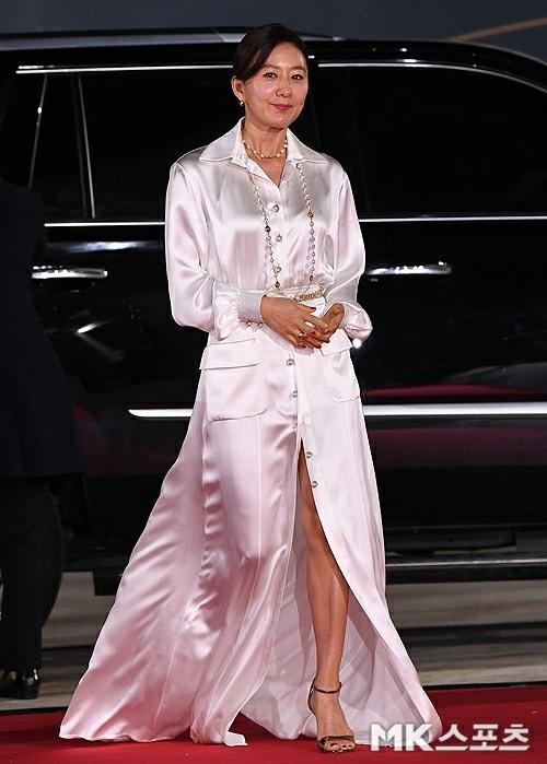 Nữ hoàng phim ngoại tình và Hà Hồ cùng diện 1 thiết kế váy: Bà mẹ 3 con thua chị đại U53 ở 1 chi tiết-2