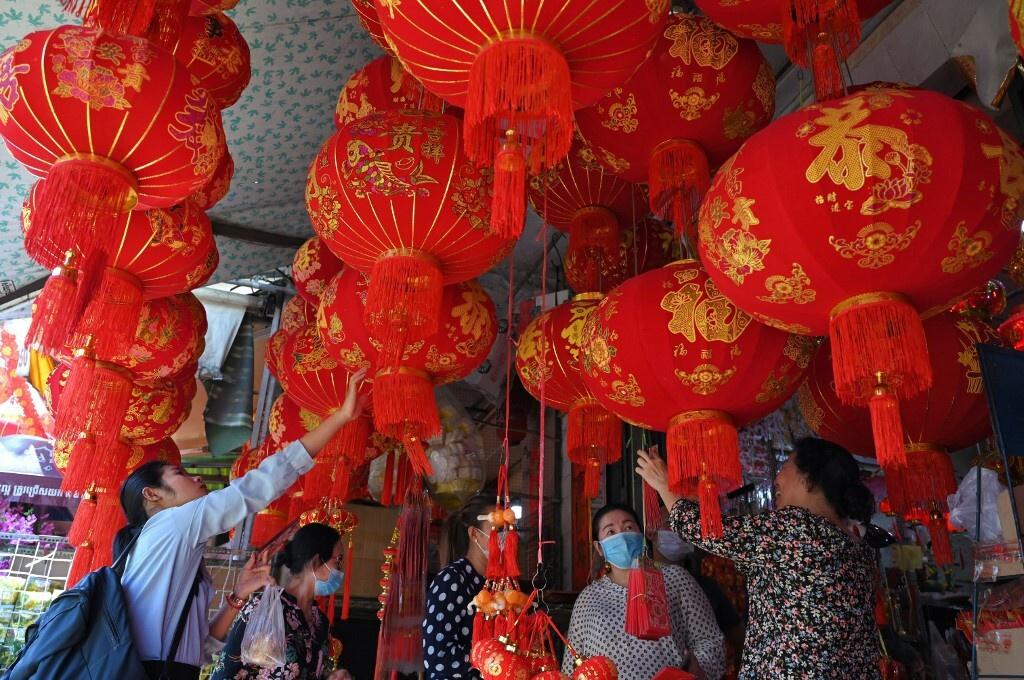 Chủ một cửa hàng bán đồ trang trí Tết ở thủ đô Phnom Penh (Campuchia) đang tiếp đón khách hàng. Dịp cuối năm được kỳ vọng sẽ lại thu nhập không nhỏ cho các tiểu thương vì người dân sẵn sàng chi mạnh tay mua sắm bày biện cho căn nhà khang trang, đẹp đẽ, đón tài lộc năm mới. Tuy nhiên, với tình hình Covid-19 phủ bóng nhiều quốc gia châu Á trong năm qua, không khí đón Tết Tân Sửu ở nhiều nước trầm lắng hơn thường lệ.