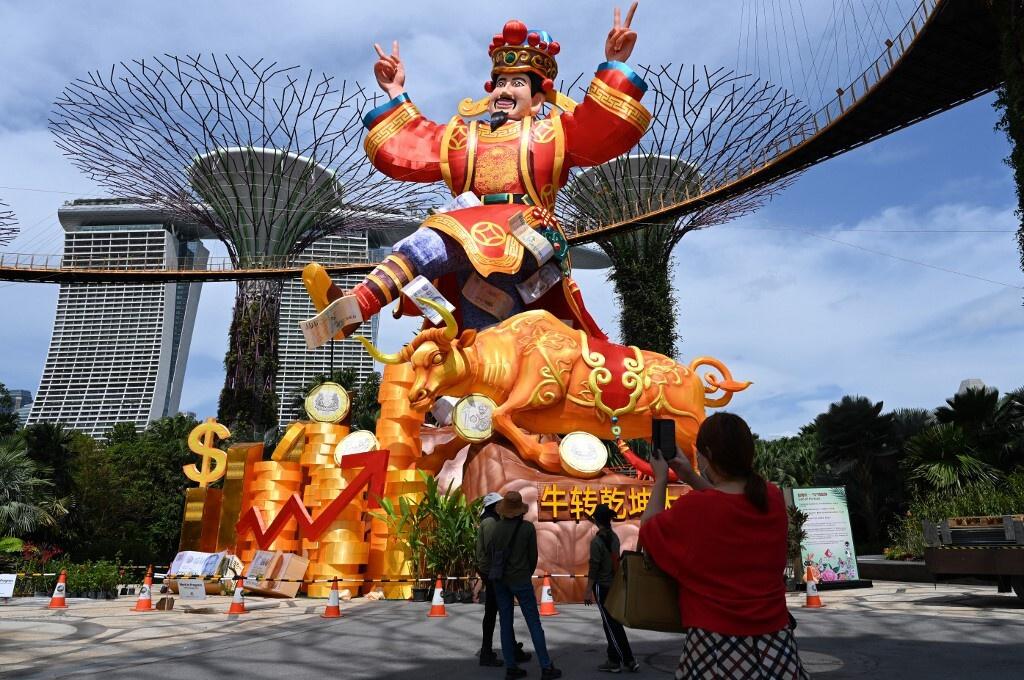 Bức tượng Thần Tài khổng lồ cao 18m được đặt tại công viên Gardens by the Bay là một trong những trang trí nổi bật nhất mùa Tết năm nay tại Singapore. Ở dưới chân Thần Tài là bức tượng trâu vàng nhỏ hơn, biểu trưng cho năm Tân Sửu.