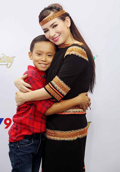 Phi Nhung gây tranh cãi khi đăng đàn cảnh cáo con nuôi Hồ Văn Cường-2