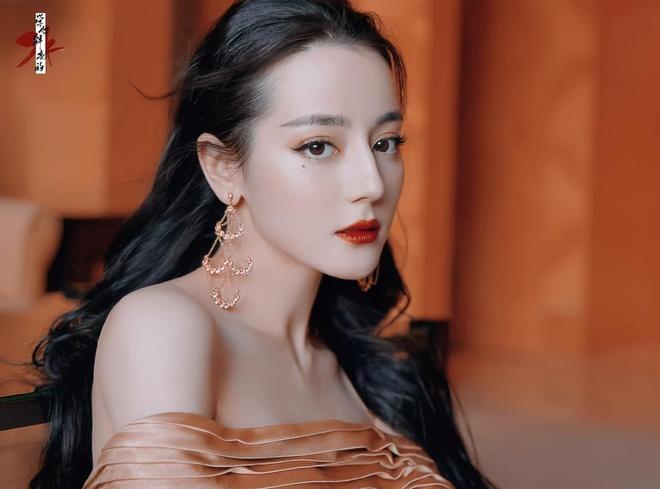 Địch Lệ Nhiệt Ba được lợi sau khi Trịnh Sảng bị đuổi khỏi showbiz?-2