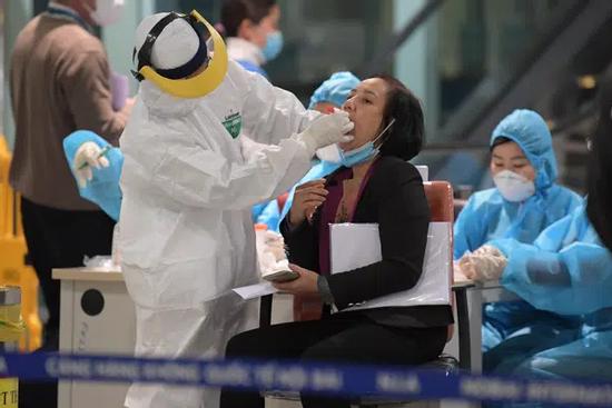 Toàn bộ hơn 10.000 cán bộ, nhân viên sân bay Nội Bài có kết quả xét nghiệm âm tính với SARS-CoV-2