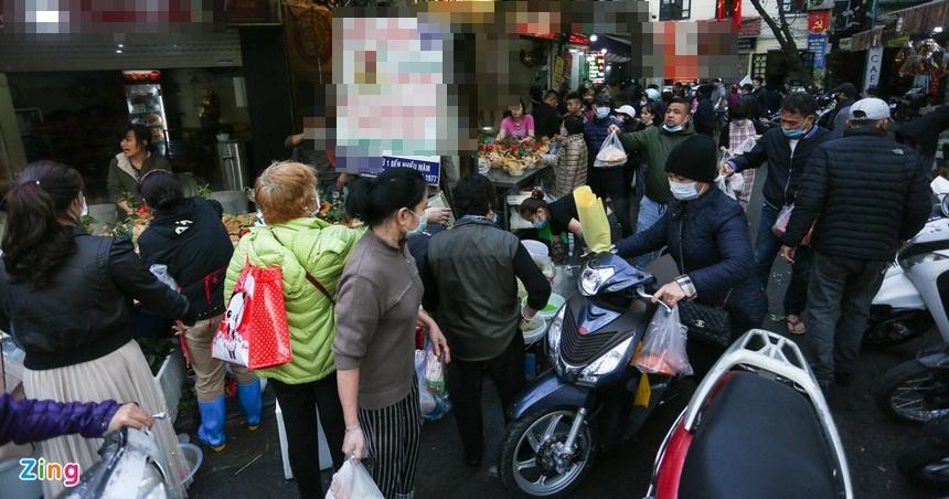 Chen nhau mua gà ngậm hoa hồng cúng giao thừa-1