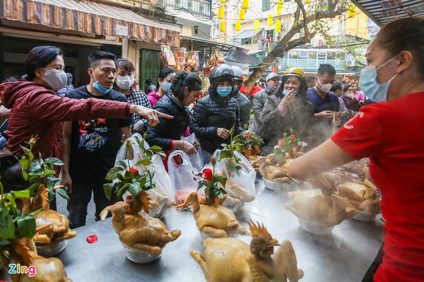 Chen nhau mua gà ngậm hoa hồng cúng giao thừa-2