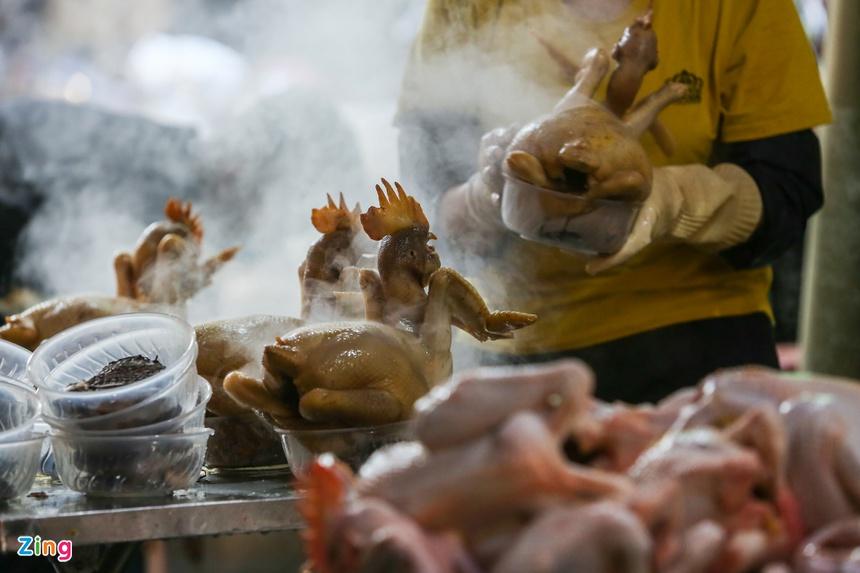 Chen nhau mua gà ngậm hoa hồng cúng giao thừa-4