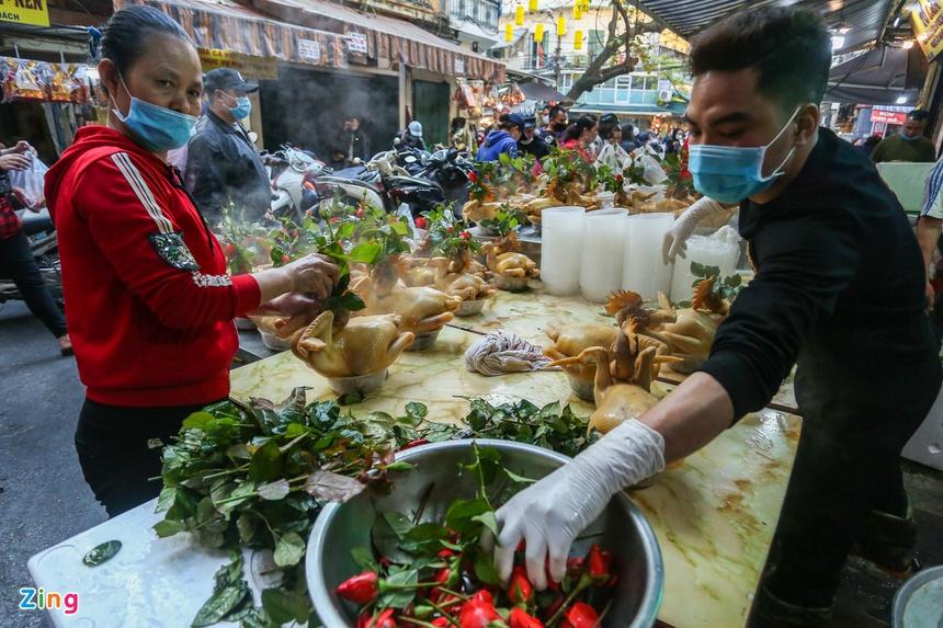 Chen nhau mua gà ngậm hoa hồng cúng giao thừa-5