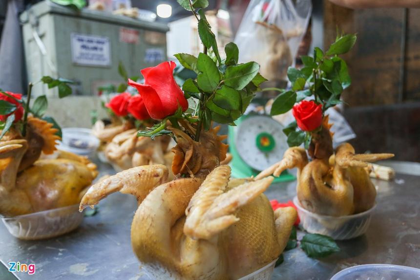 Chen nhau mua gà ngậm hoa hồng cúng giao thừa-6