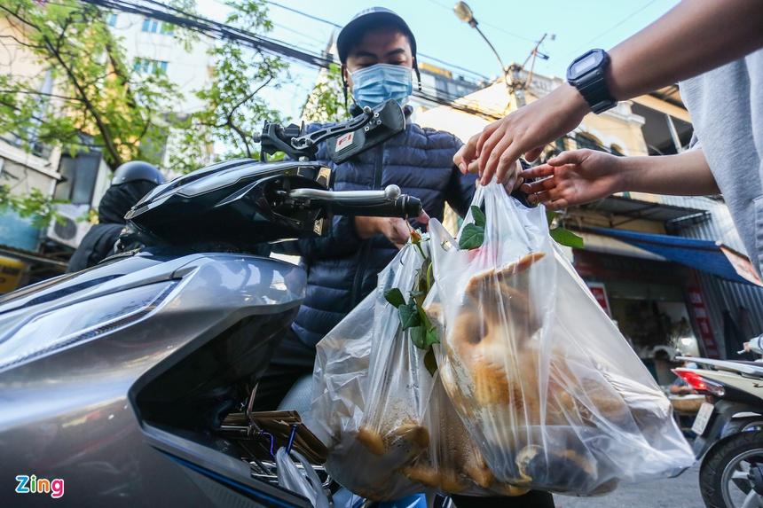 Chen nhau mua gà ngậm hoa hồng cúng giao thừa-8