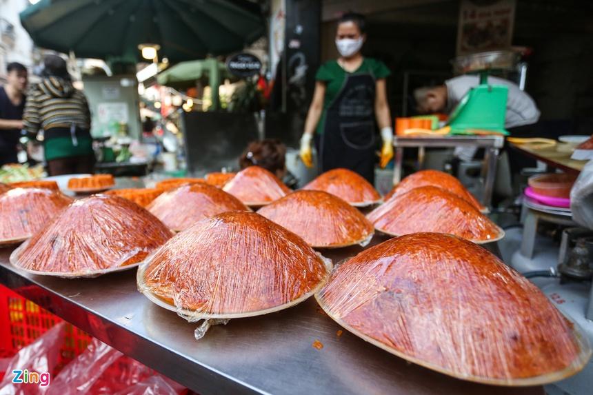 Chen nhau mua gà ngậm hoa hồng cúng giao thừa-9