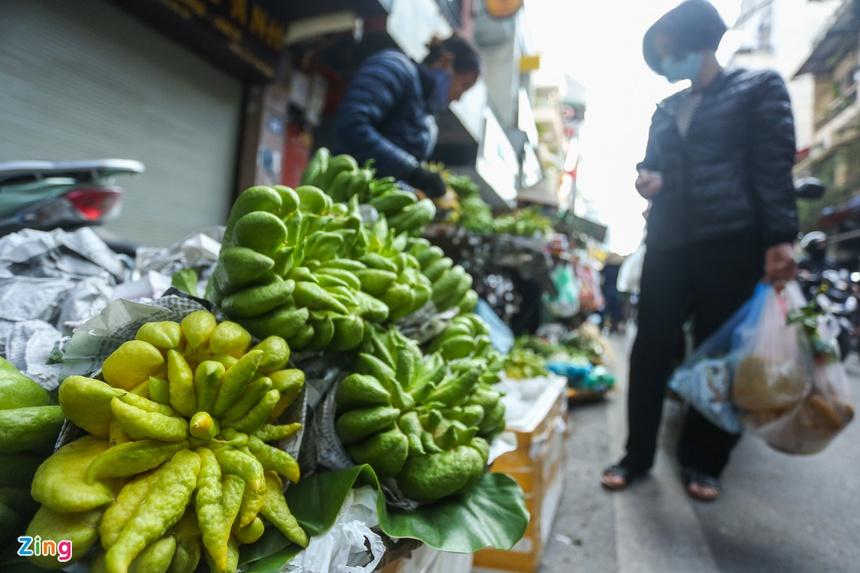 Chen nhau mua gà ngậm hoa hồng cúng giao thừa-10