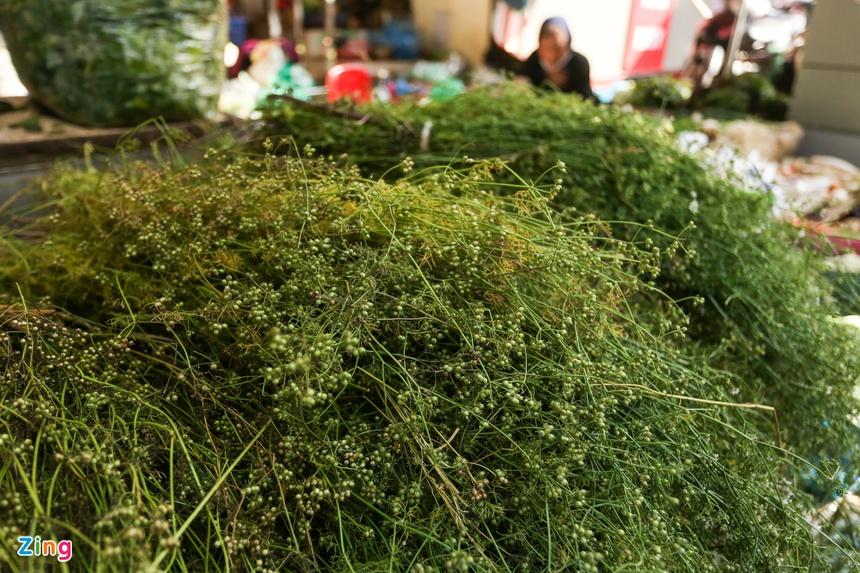 Chen nhau mua gà ngậm hoa hồng cúng giao thừa-13