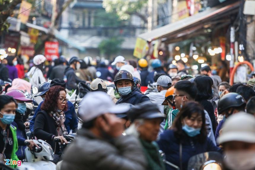 Chen nhau mua gà ngậm hoa hồng cúng giao thừa-14