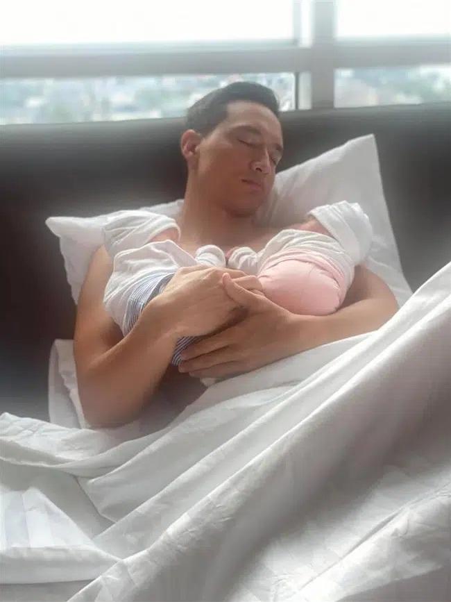 Hà Hồ khoe khoảnh khắc ngọt lịm giữa Kim Lý và con gái chiều 30 Tết-2