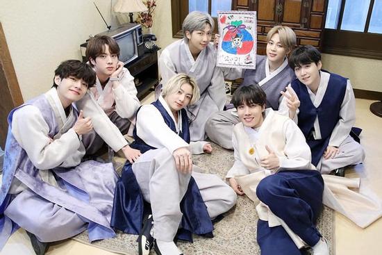 Idol Hàn diện Hanbok: BTS khoe visual xịn nổi bật giữa dàn sao