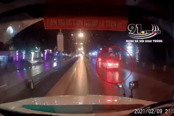 Clip: Pha bẻ lái 'xuất thần' của tài xế ô tô suýt gây họa lớn giữa đường phố