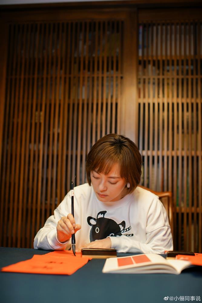 Tiêu Chiến, Địch Lệ Nhiệt Ba và dàn sao rộn ràng đón năm mới-5