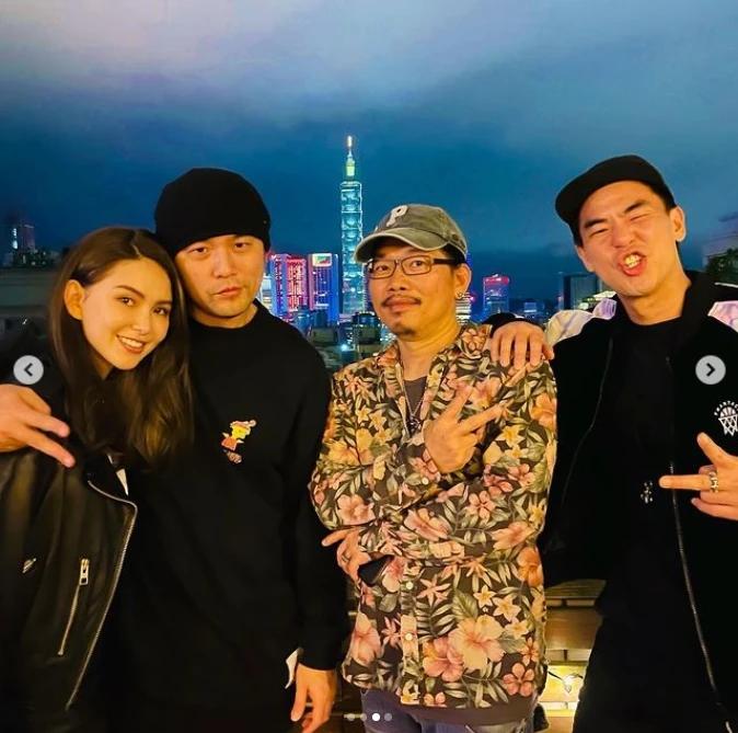 Tiêu Chiến, Địch Lệ Nhiệt Ba và dàn sao rộn ràng đón năm mới-10