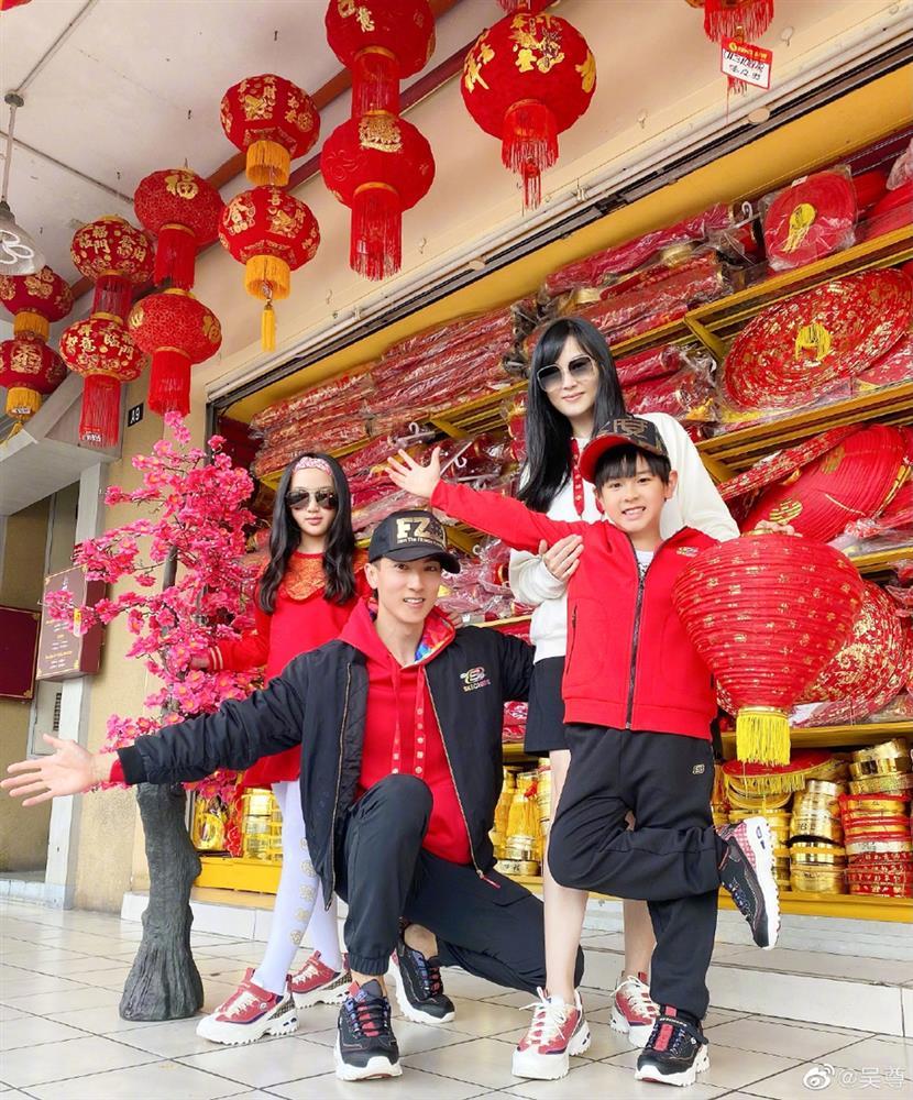 Tiêu Chiến, Địch Lệ Nhiệt Ba và dàn sao rộn ràng đón năm mới-11