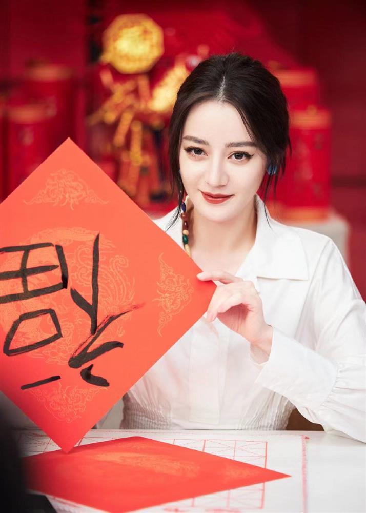 Tiêu Chiến, Địch Lệ Nhiệt Ba và dàn sao rộn ràng đón năm mới-2