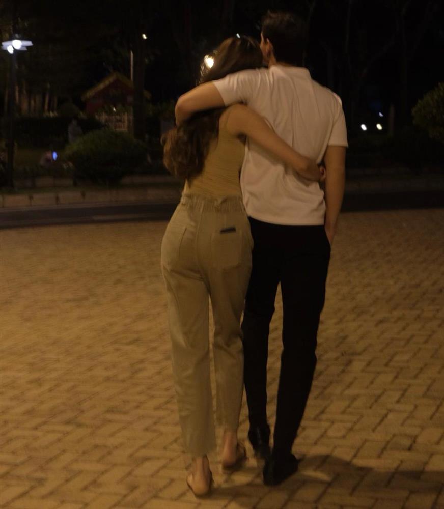 Ảnh tình bể bình từ nhà ra phố của Kim Lý - Hà Hồ sau khi có con-8