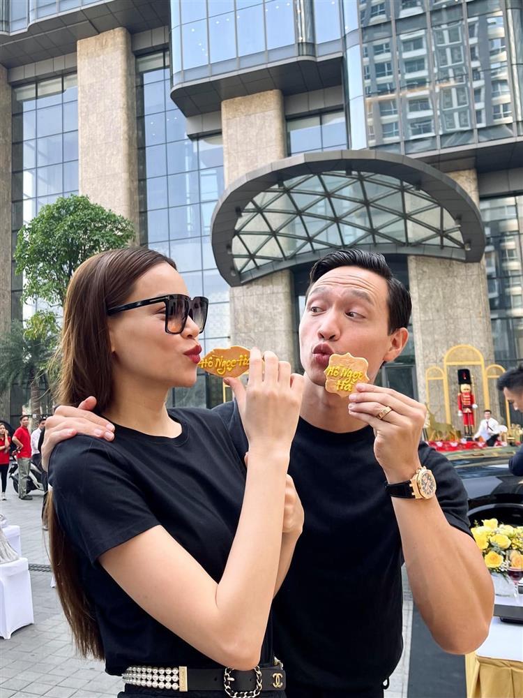 Ảnh tình bể bình từ nhà ra phố của Kim Lý - Hà Hồ sau khi có con-12