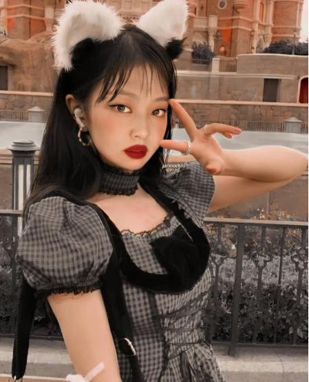 Hot rần rần loạt ảnh Jennie (BLACKPINK) vừa hở bạo vừa trang điểm đậm sexy-3