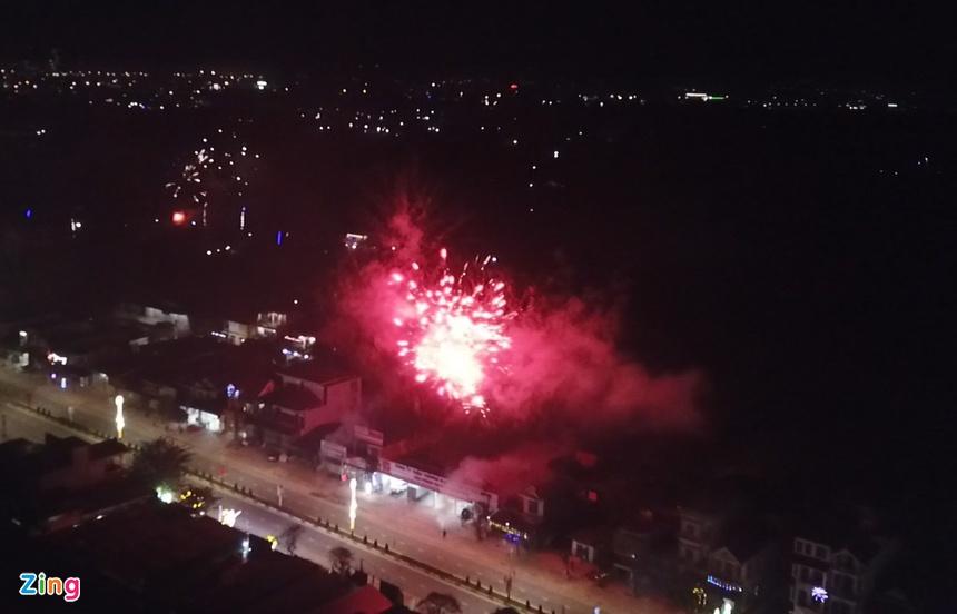 Pháo lậu nổ sáng rực trời đêm giao thừa-1