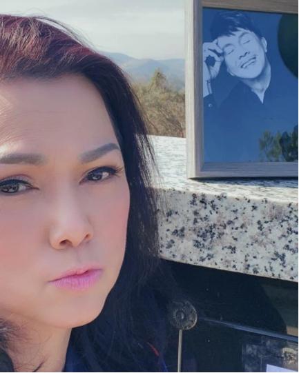 Tết đầu tiên vắng NS Chí Tài, ca sĩ Phương Loan viếng chồng, nhắn nhủ 6 chữ gây xúc động-1