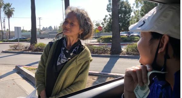 NSƯT Kim Tiểu Long bị chỉ trích vì cách cho tiền ca sĩ Kim Ngân lang thang tại Mỹ-1