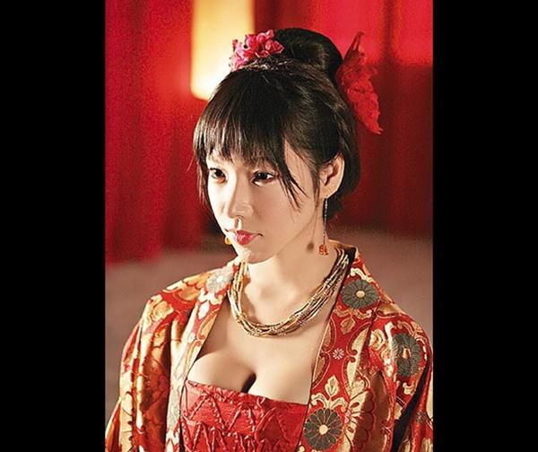 Cô đào đóng Phan Kim Liên lẳng lơ, sống ổn định nhờ công việc tại quán bar-2