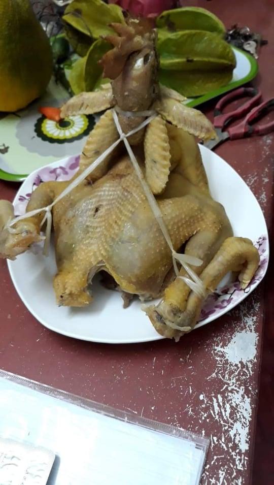 Thả dáng gà luộc Tết: Hình ảnh gà được thả dáng khi luộc tại Tết này thực sự đáng yêu và mang lại cảm giác an lành, hạnh phúc cho mùa đầu năm.