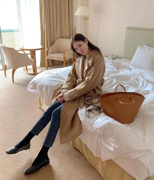 4 cách mix áo dạ dáng dài sang chảnh như gái Hàn cho bạn đi chơi ngày Tết-4