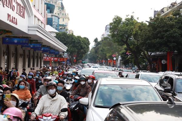 Đường phố Hà Nội tắc cứng chiều mùng 1 Tết-1