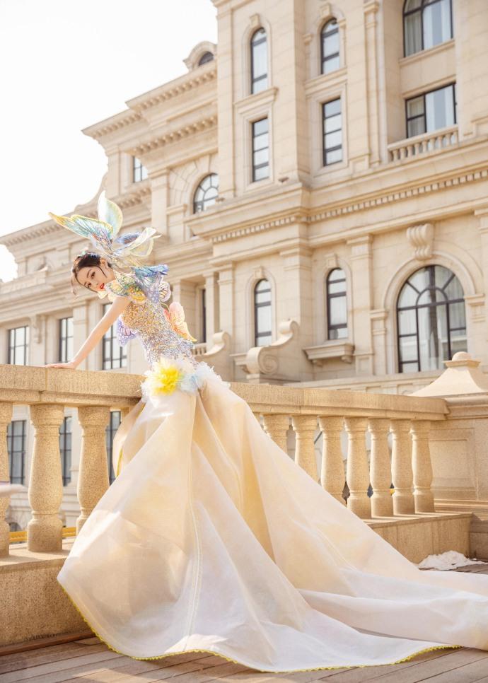 Địch Lệ Nhiệt Ba khoe tạo hình bươm bướm đẹp như tiên nữ-1