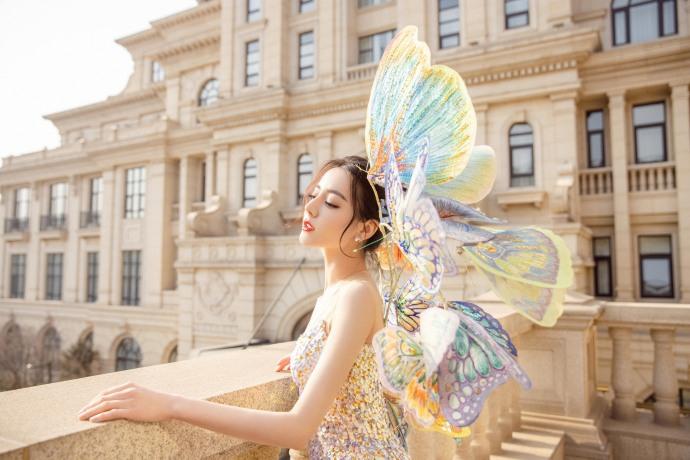 Địch Lệ Nhiệt Ba khoe tạo hình bươm bướm đẹp như tiên nữ-3