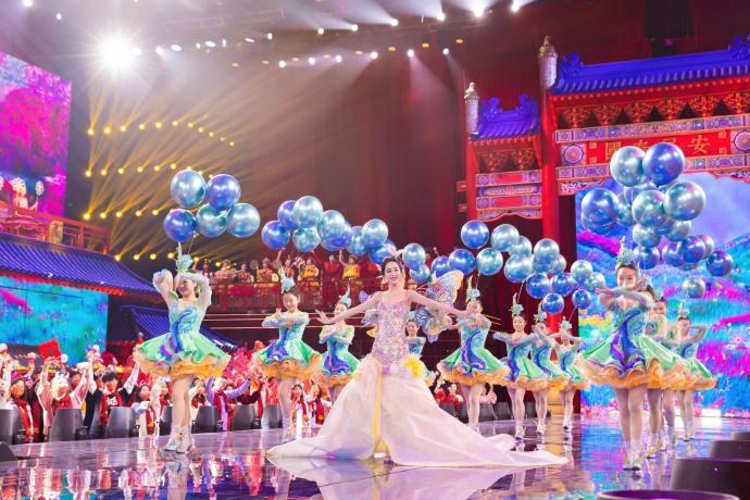 Địch Lệ Nhiệt Ba khoe tạo hình bươm bướm đẹp như tiên nữ-7