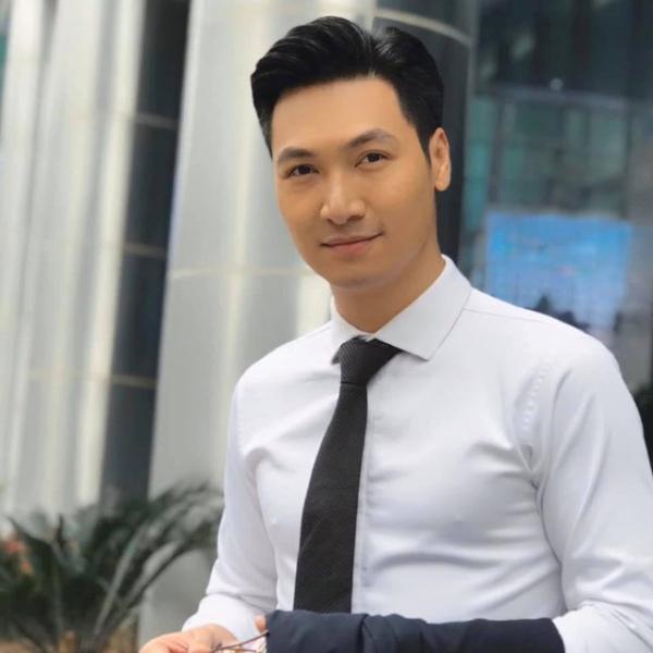 Mạnh Trường sinh năm 1985 (Ất Sửu) tại Hà Nội. Nam diễn viên gây ấn tượng với hàng loạt vai trên sóng VTV như Đăng trong "Cả một đời ân oán", vai Huy trong "Sinh tử", Kiều Phong trong "Tình yêu và tham vọng" hay mới nhất là Hải trong "Hồ sơ cá sấu".