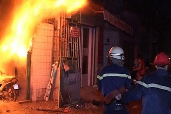 Cứu cô gái bị chân chống xe đâm vào mông-2